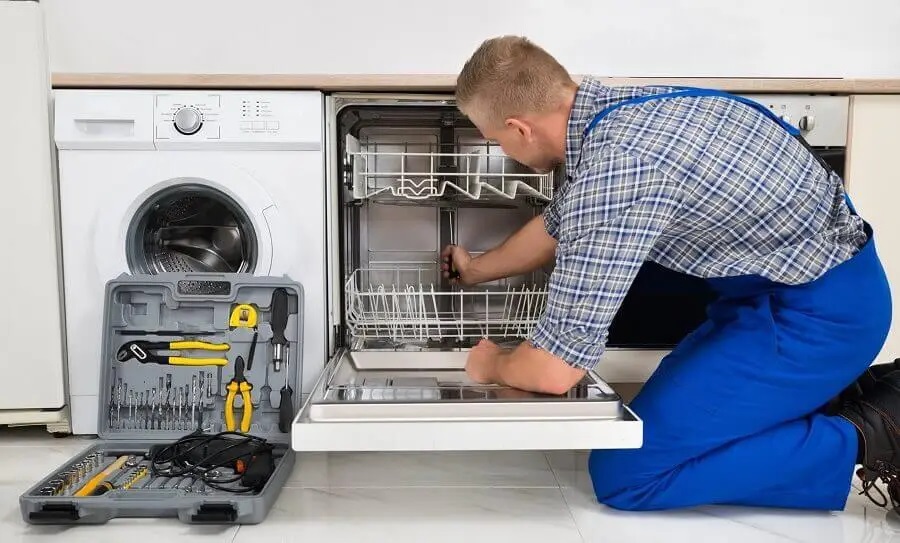 Bala Electrolux servisi teknisyen ekibi beyaz eşya tamiri yaparken
